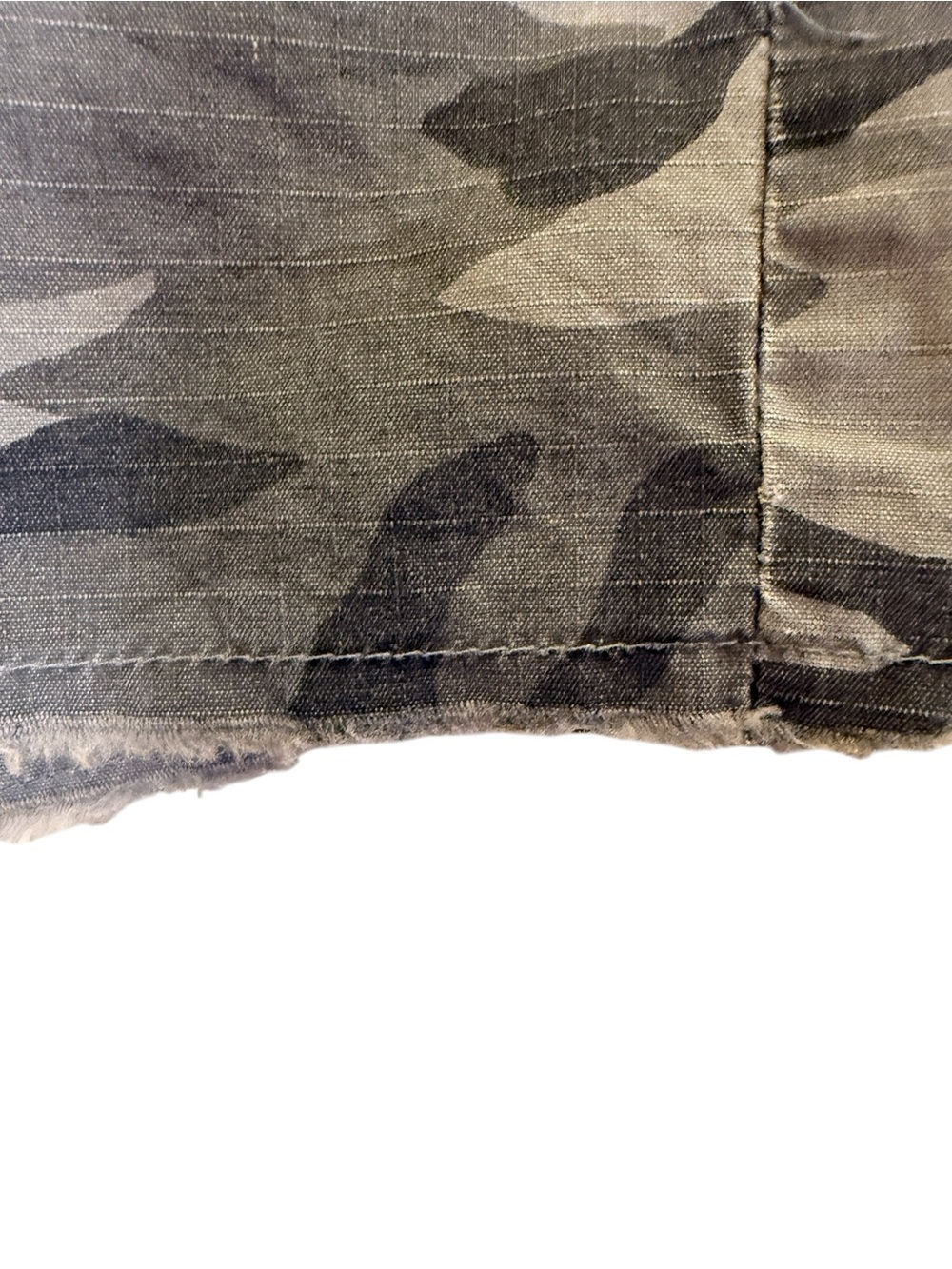 Haute Hippie Women’s Gray Camo Frayed Hem Button Fly Shorts Sz 26 - Picture 2 of 7